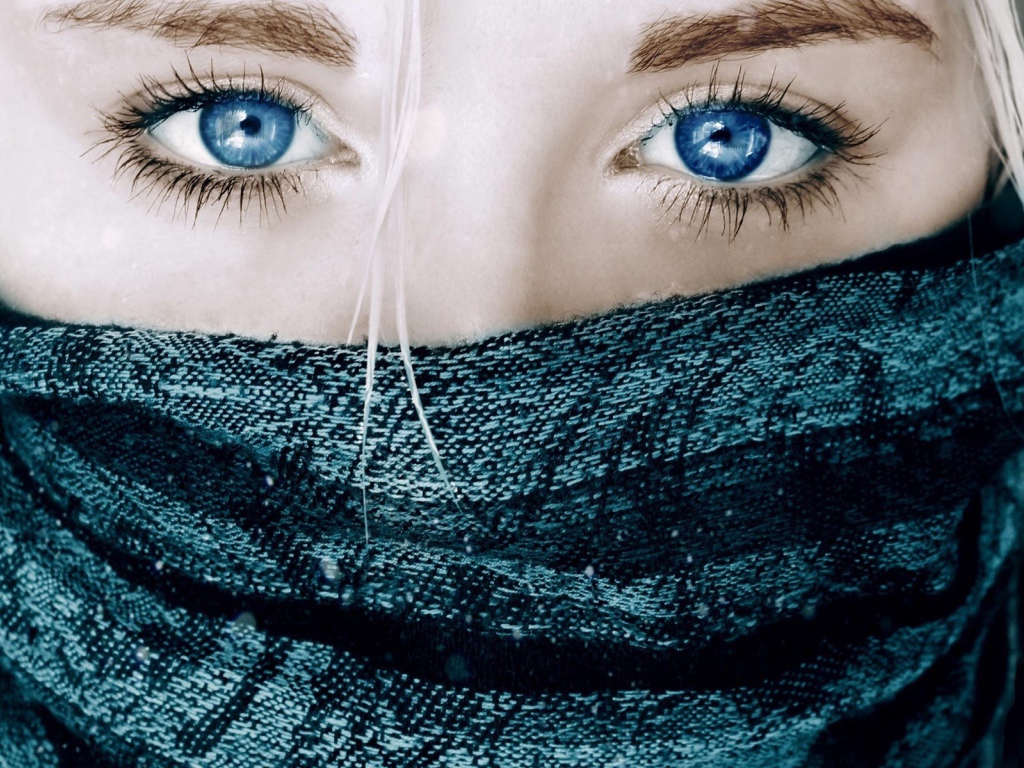 Голубые глаза и серый шарф