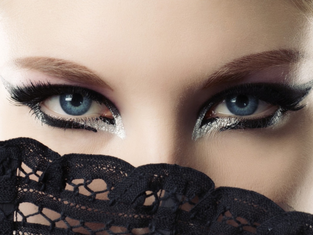 Голубые глаза в красивом макияже