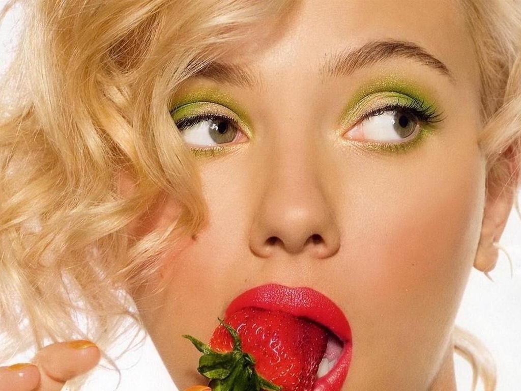 Девушка ест клубнику