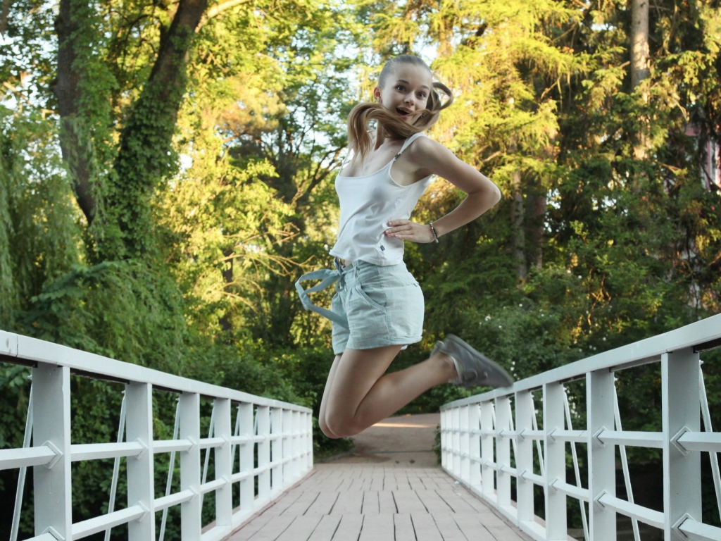 Девушка в прыжке