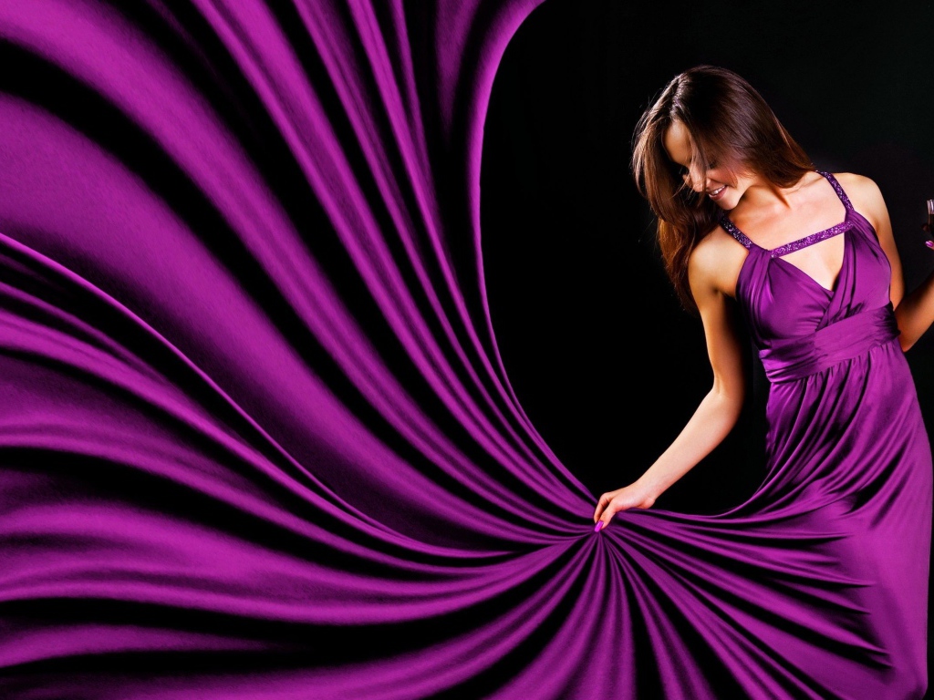 Девушка в сиреневом платье