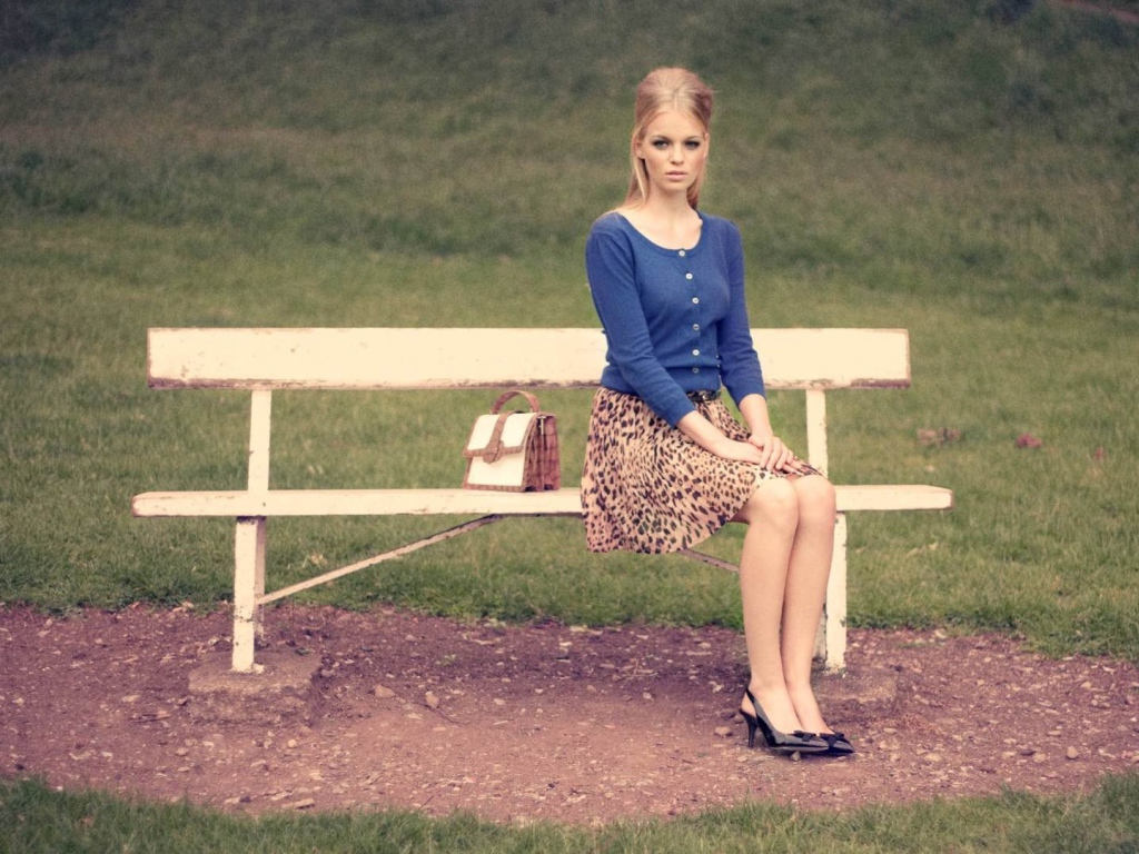 Девушка сидит на лавочке