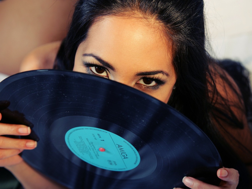 Девушка с виниловой пластинкой