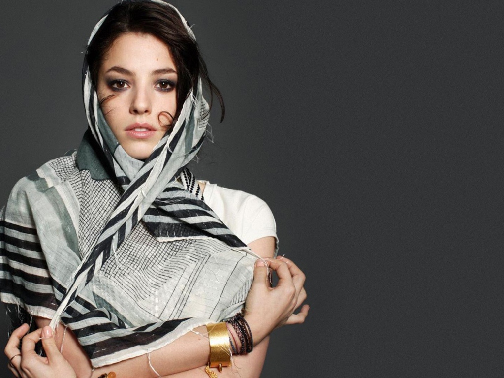 Фотография девушки на сером фоне