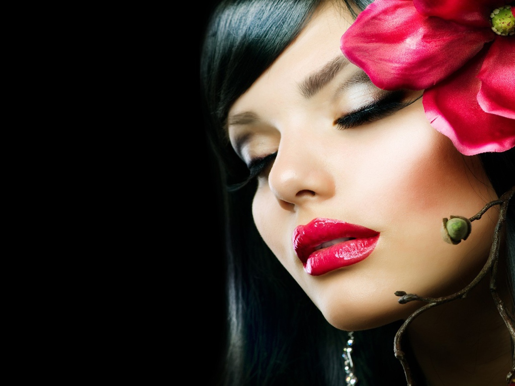 Портрет брюнетки с цветком