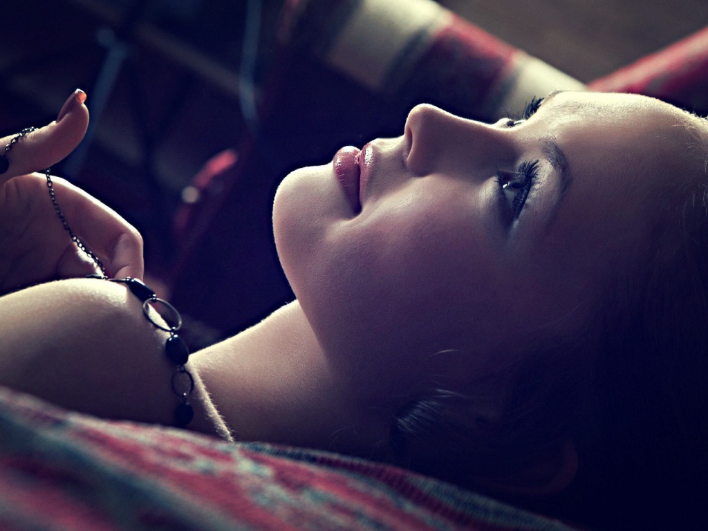 Девушка о чем-то мечтает