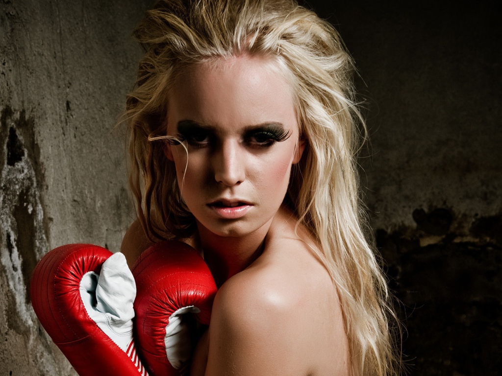 Девушка в боксерских перчатках
