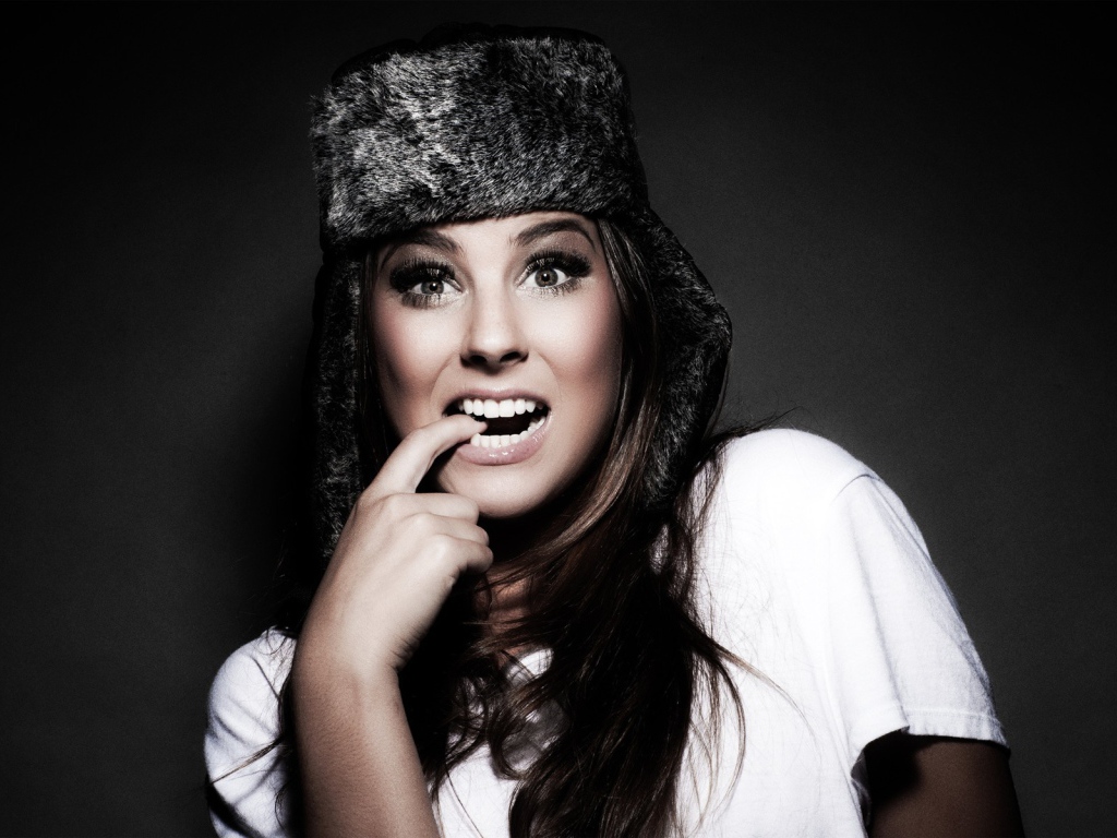 Девушка в русской шапке