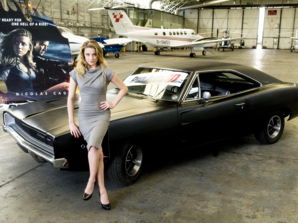 Девушка в ангаре