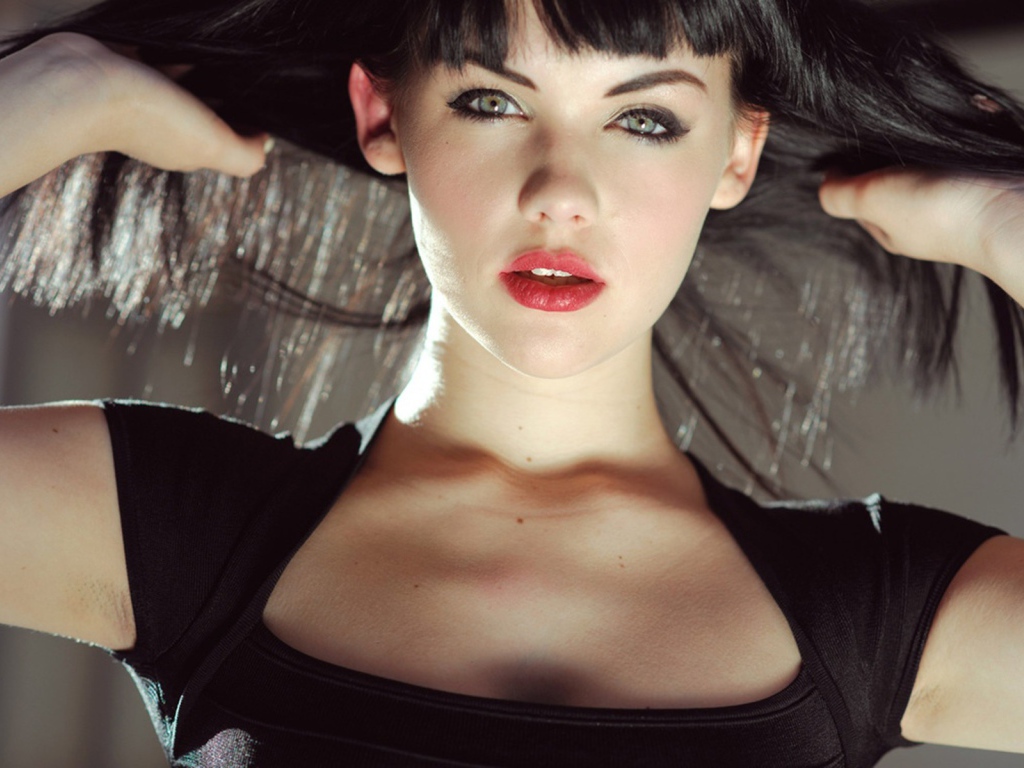 Девушка подняла волосы