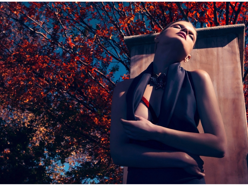Фотография девушки на фоне осенних деревьев