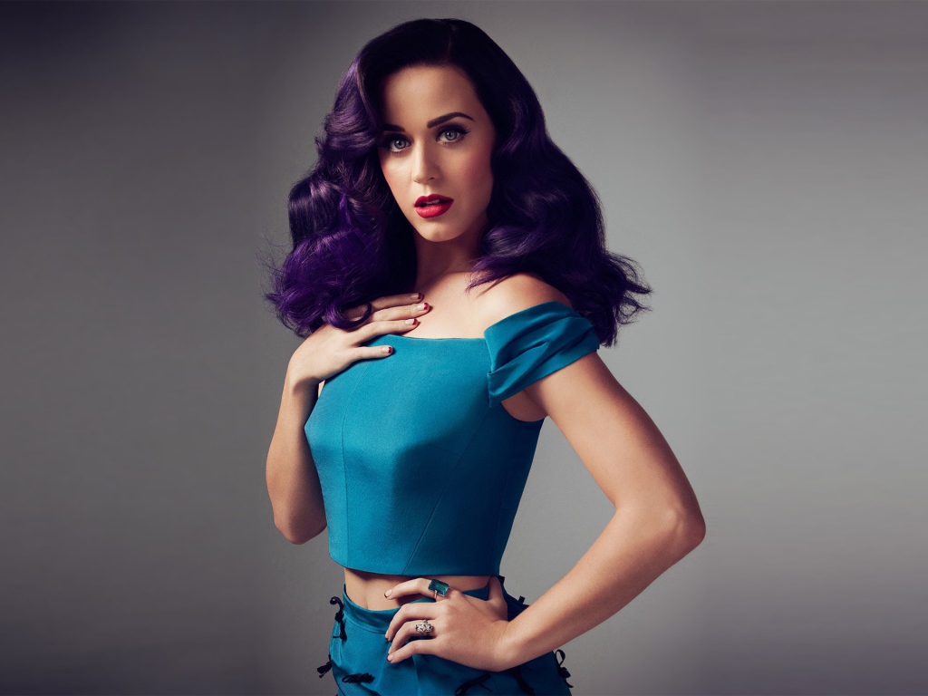 Брюнетка в синем платье