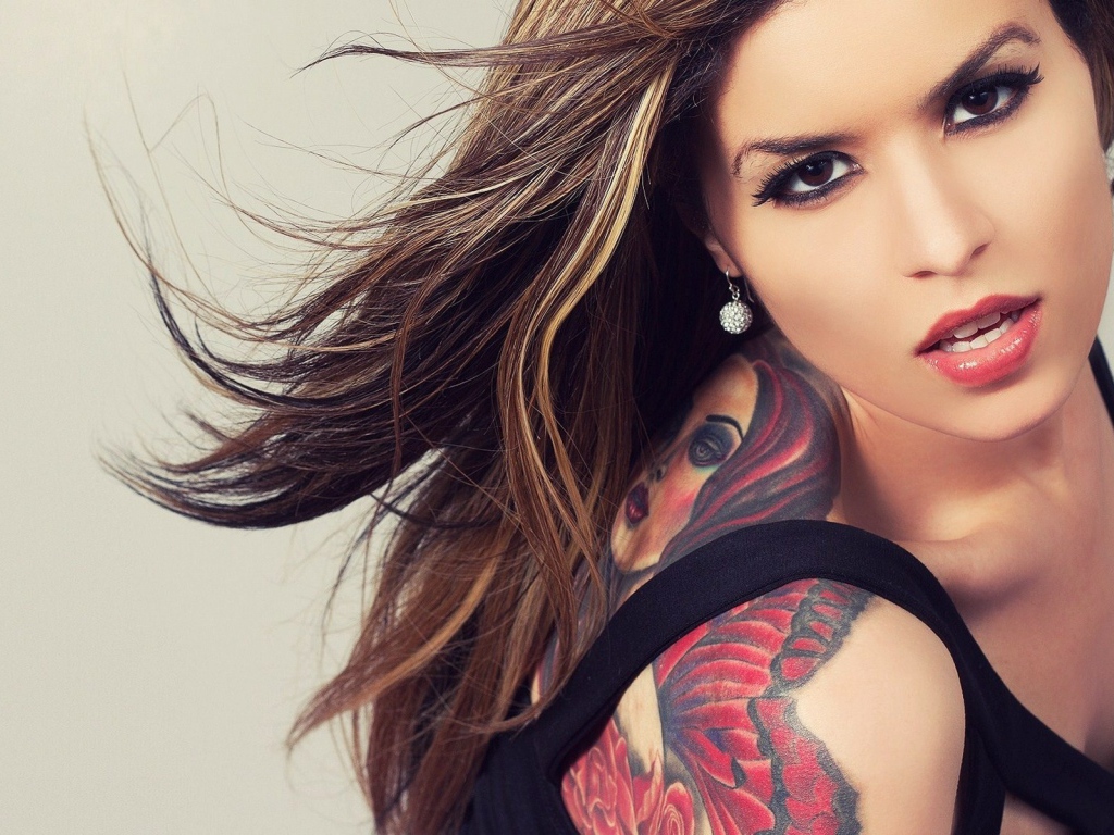 Брюнетка с татуировкой девушка