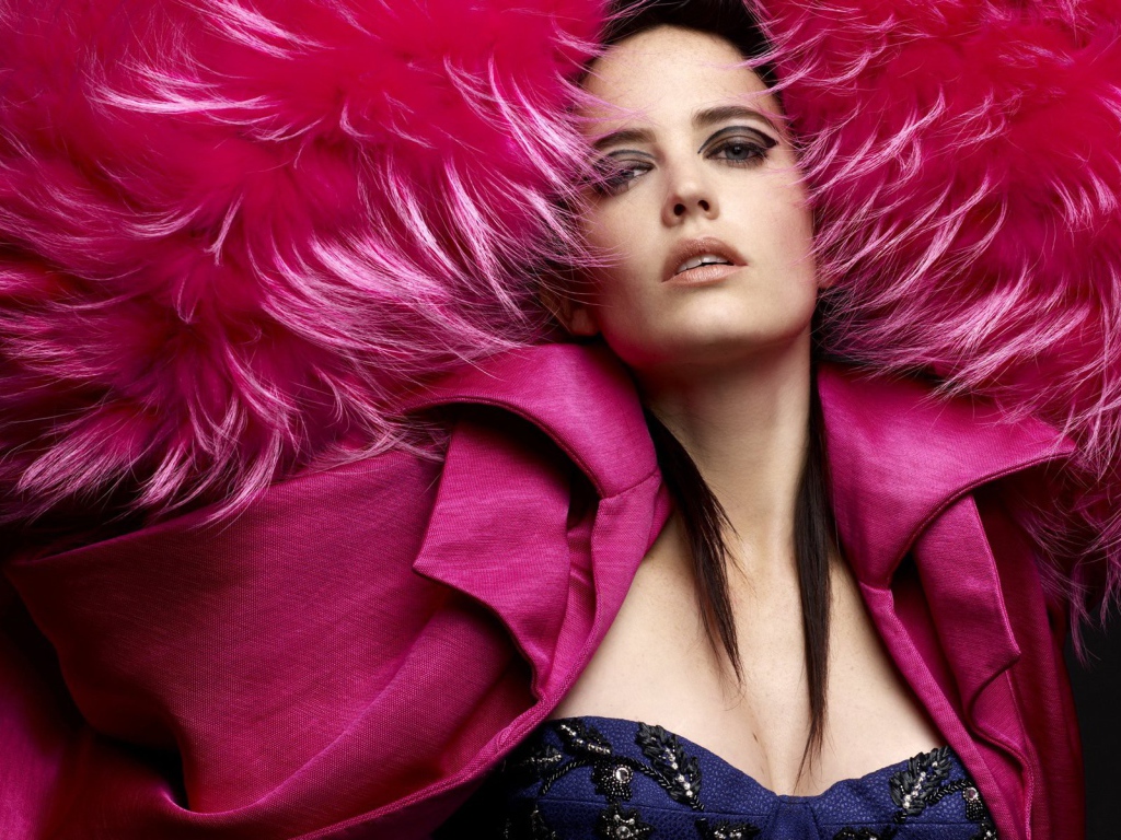 Девушка в розовой одежде