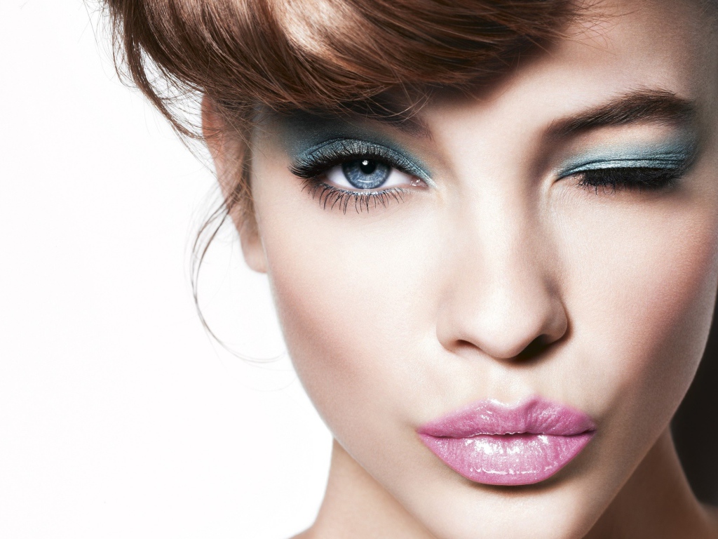 Девушка подмигивает