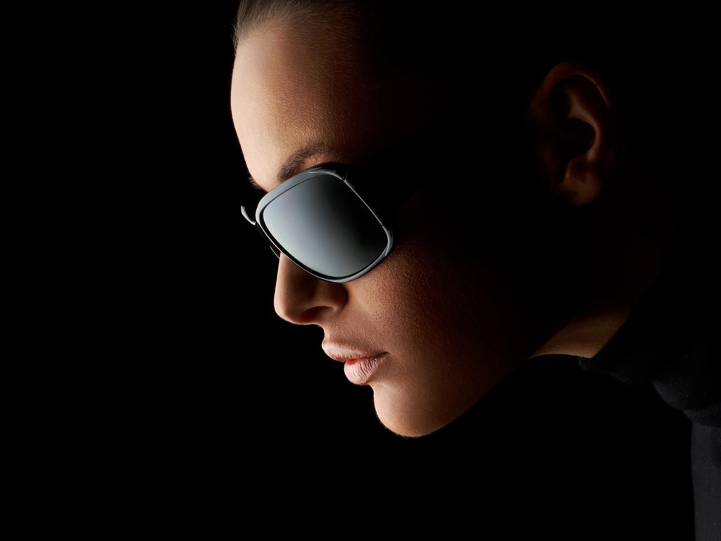 Девушка в темных очках