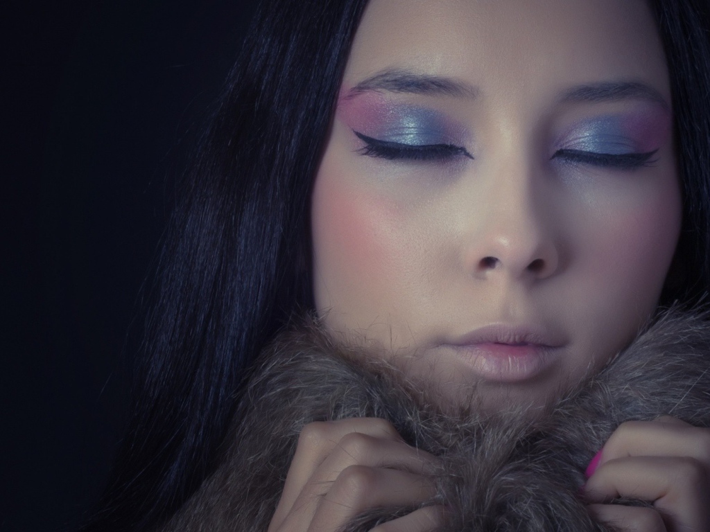 На девушке мягкий меховой воротник