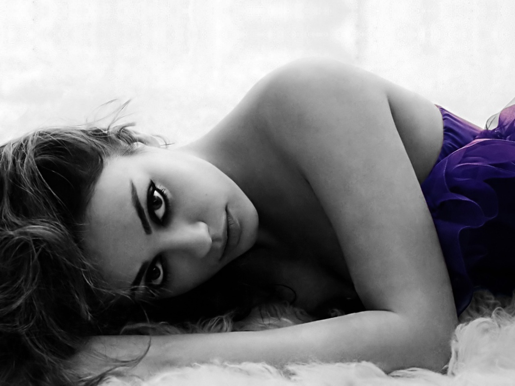 Девушка лежит на ковре