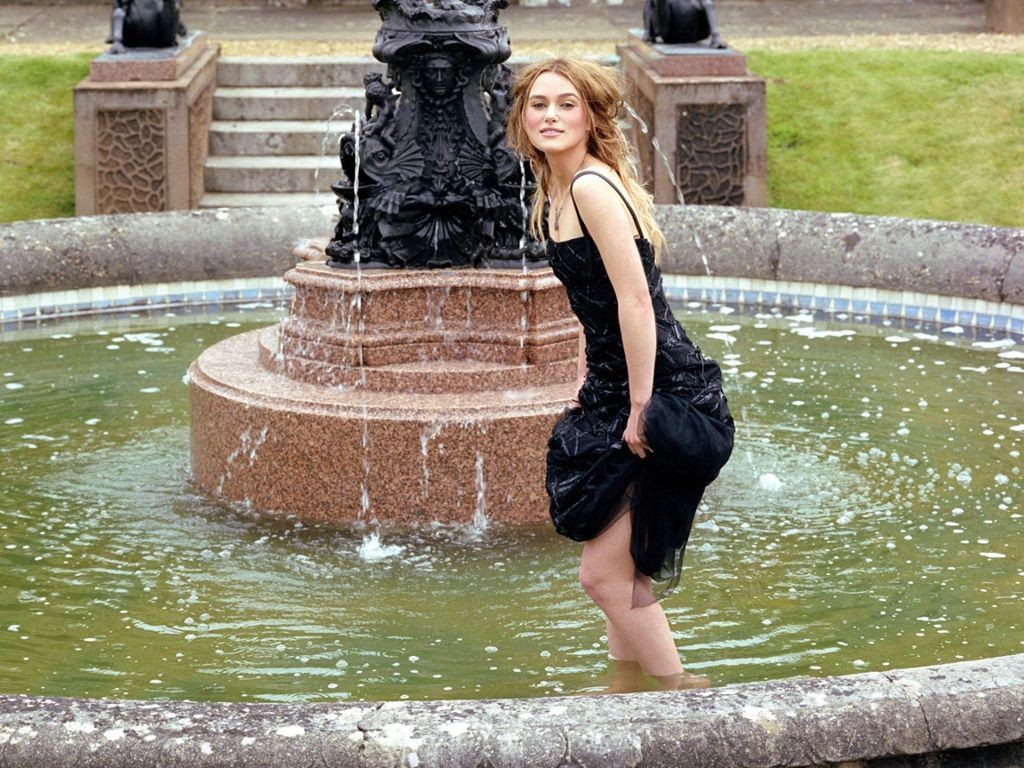 Брюнетка в фонтане