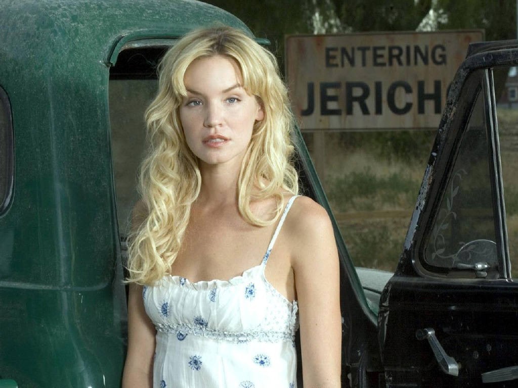 Актриса у старого автомобиля