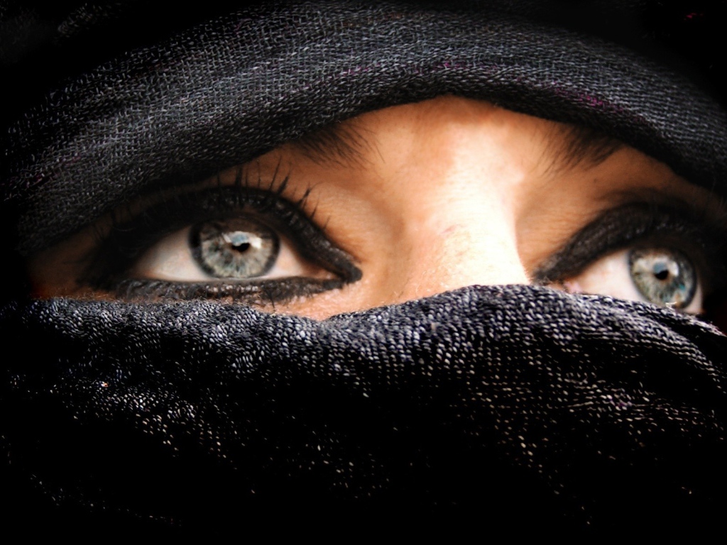 Лицо закрытое платком