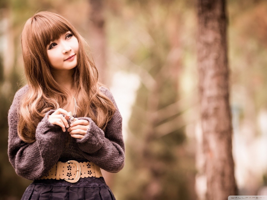 Девочка в свитере на природе