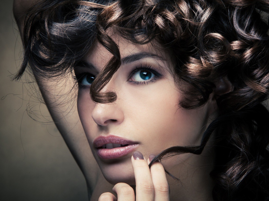 Модель с кудрявыми волосами