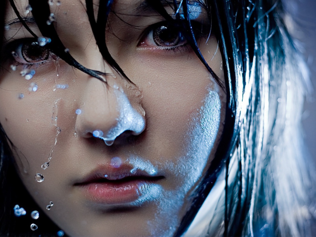 Портрет мокрой брюнетки