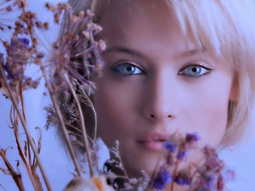 Модель с голубыми глазами