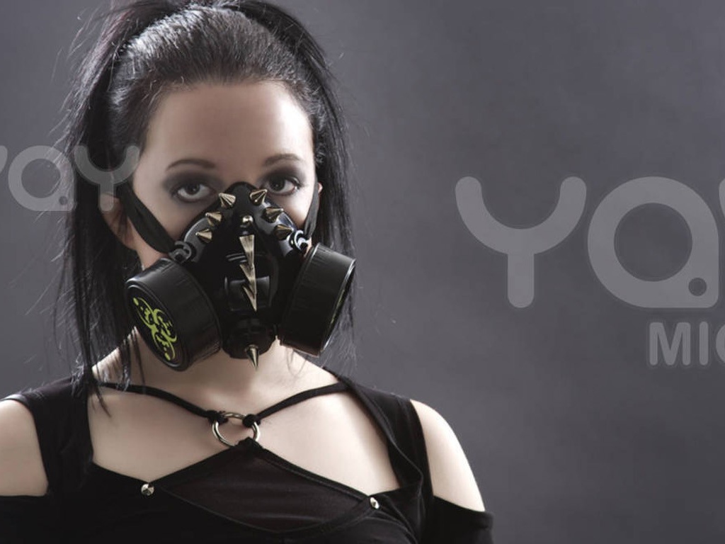 Девушка в противогазе