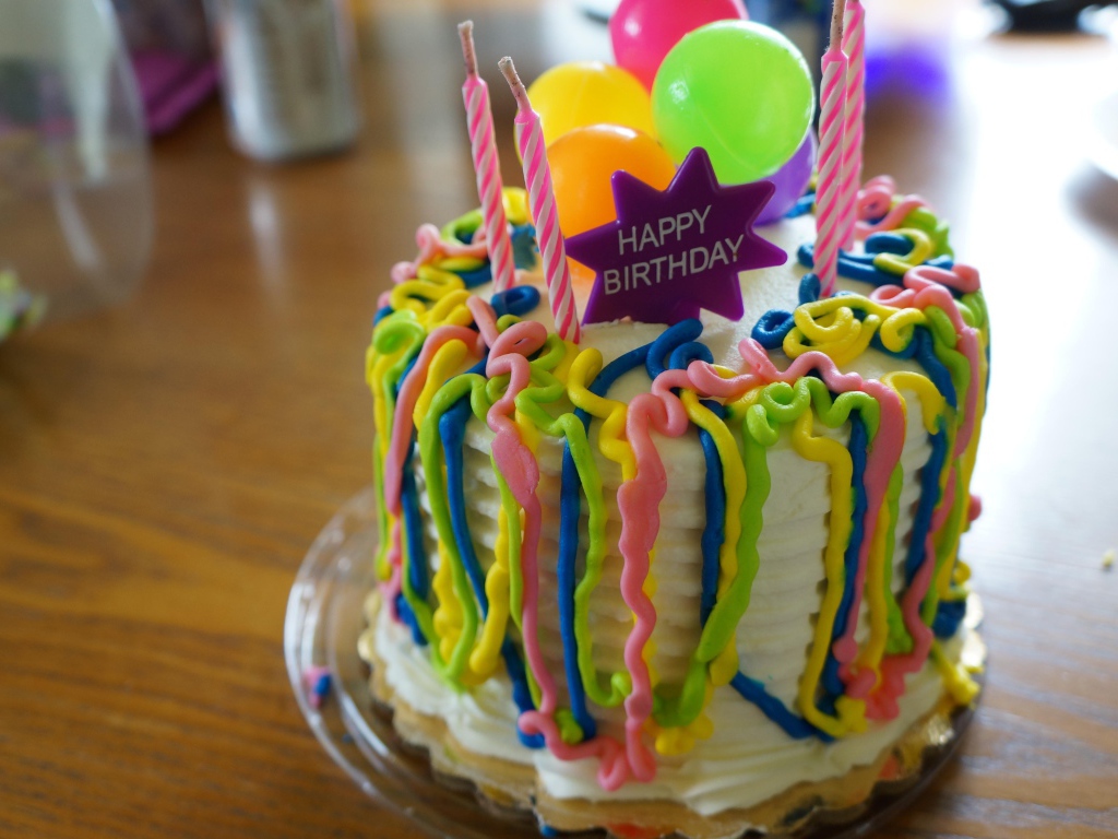 Весёлый разноцветный торт на день рождения