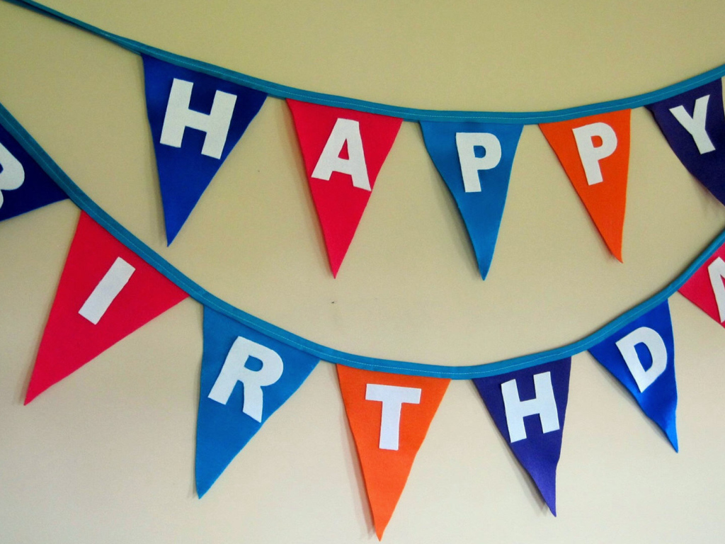 Флажки на стене на день рождения