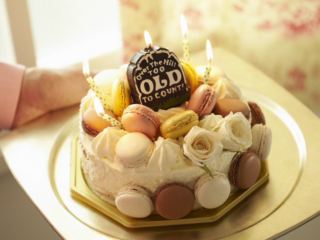 Торт с французскими макарунами на день рождения