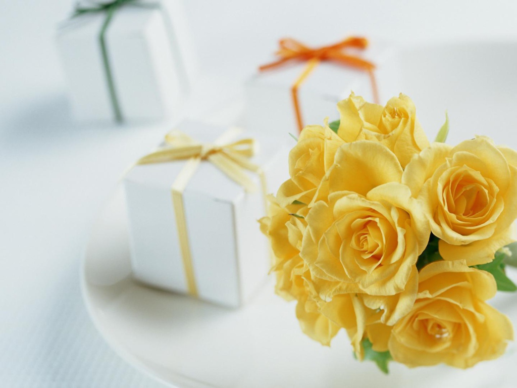 Подарки и жёлтые розы на день рождения