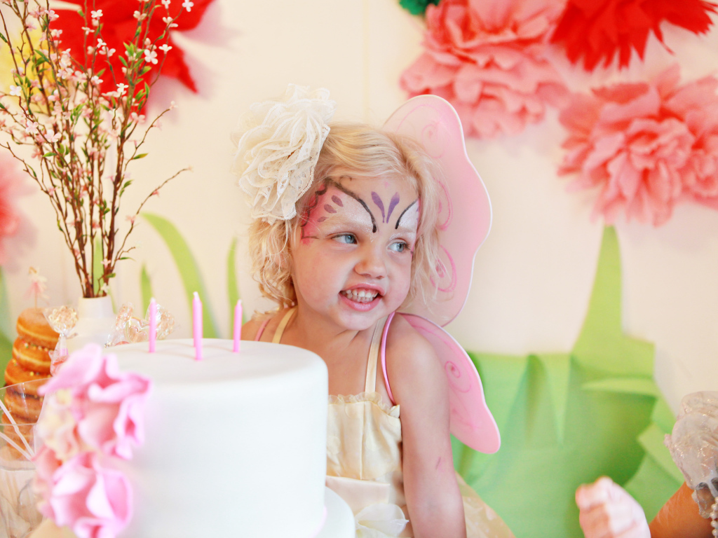 Счастливая девочка на день рождения