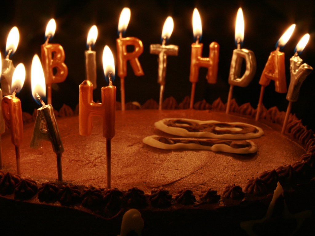 Вкусный торт со свечами