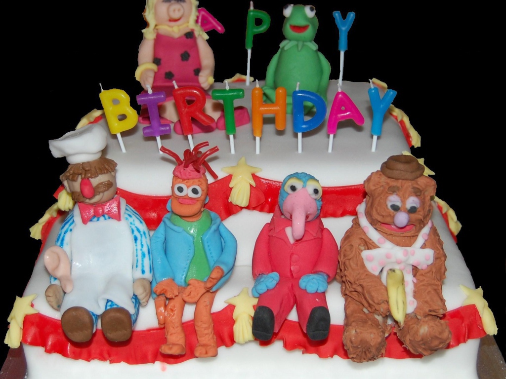 The cake for the birthday with puppets