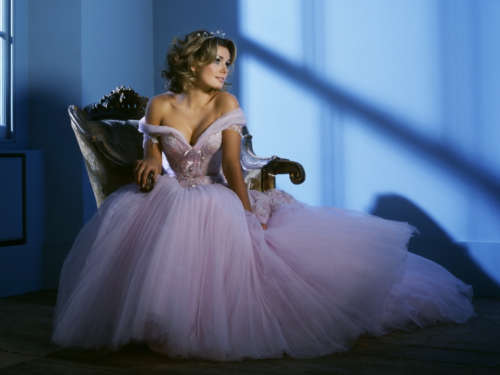 Девушка в свадебном платье