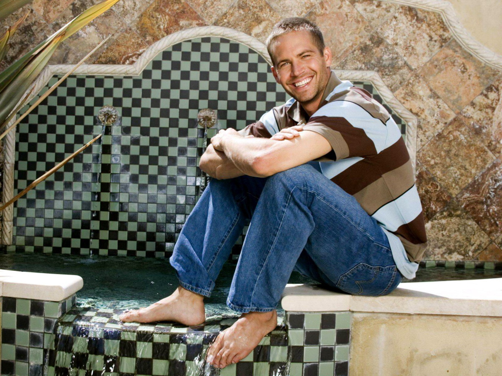 Известный актер из фильма Форсаж Пол Уокер рядом с бассейном