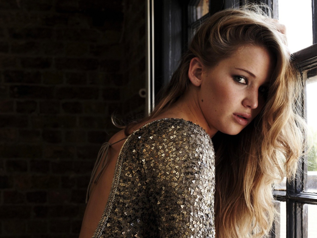 Дженифер у окна