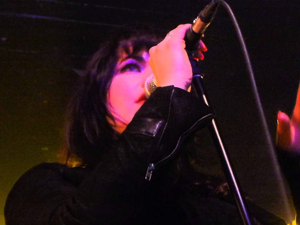 Alex Hepburn на сцене