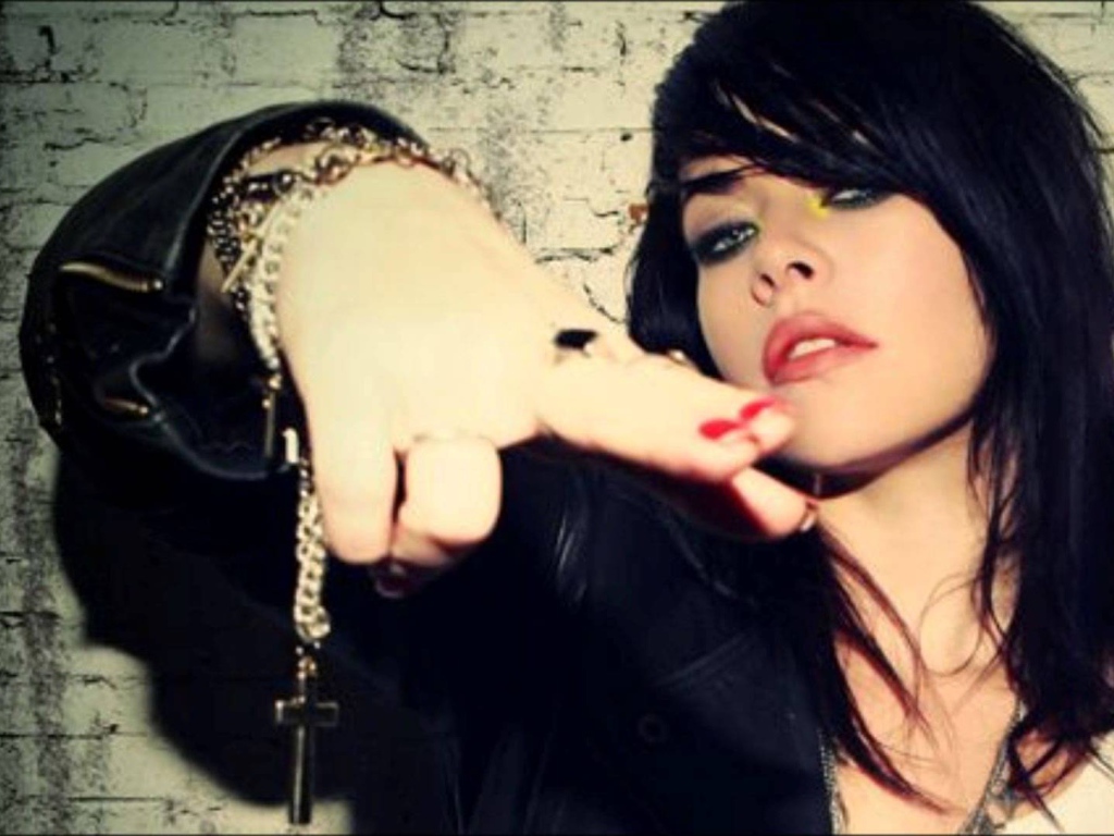 Alex Hepburn на фоне стены