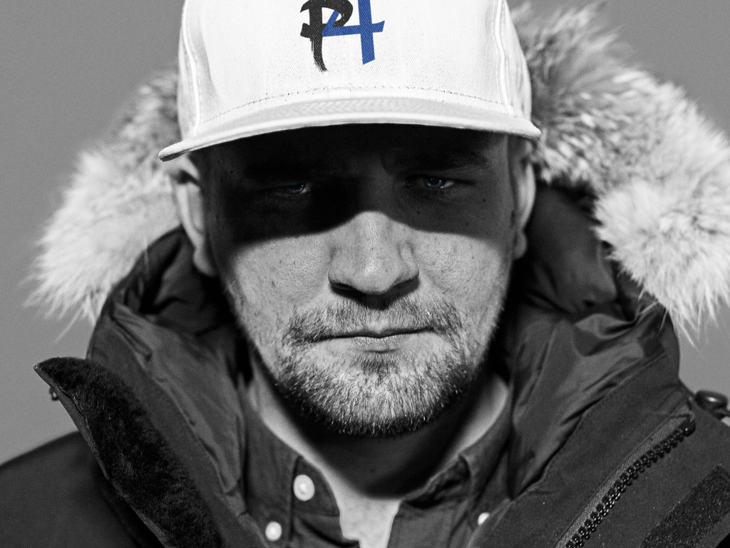 Баста в белой шапочке