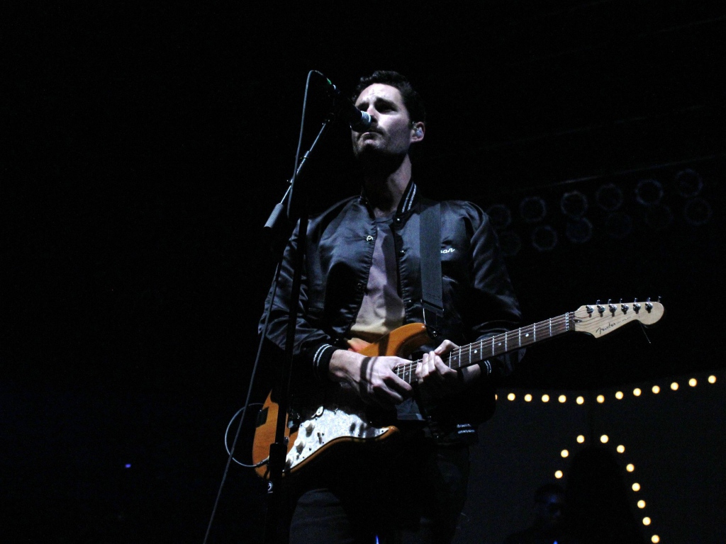 Фронтмен Capital Cities поет