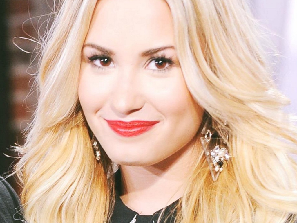 Demi Lovato улыбается