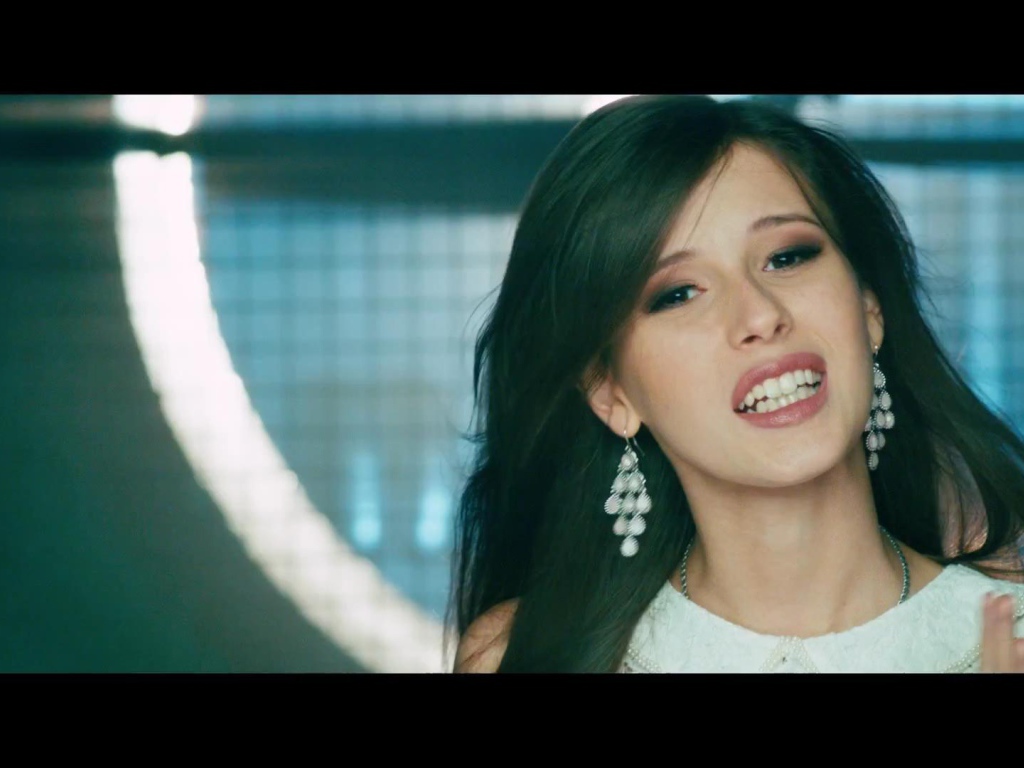 Эльвира Т улыбается