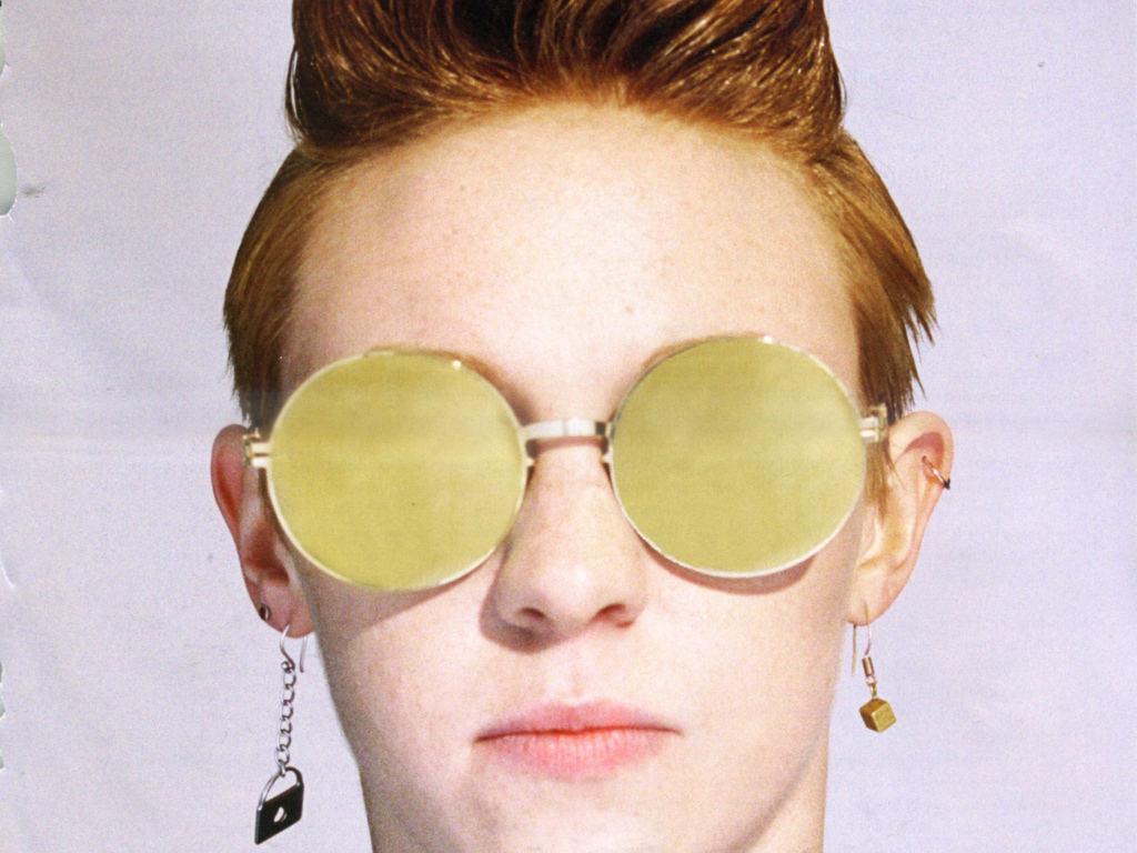 La Roux в желтых очках