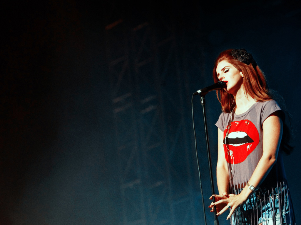 Lana Del Rey поет новую песню