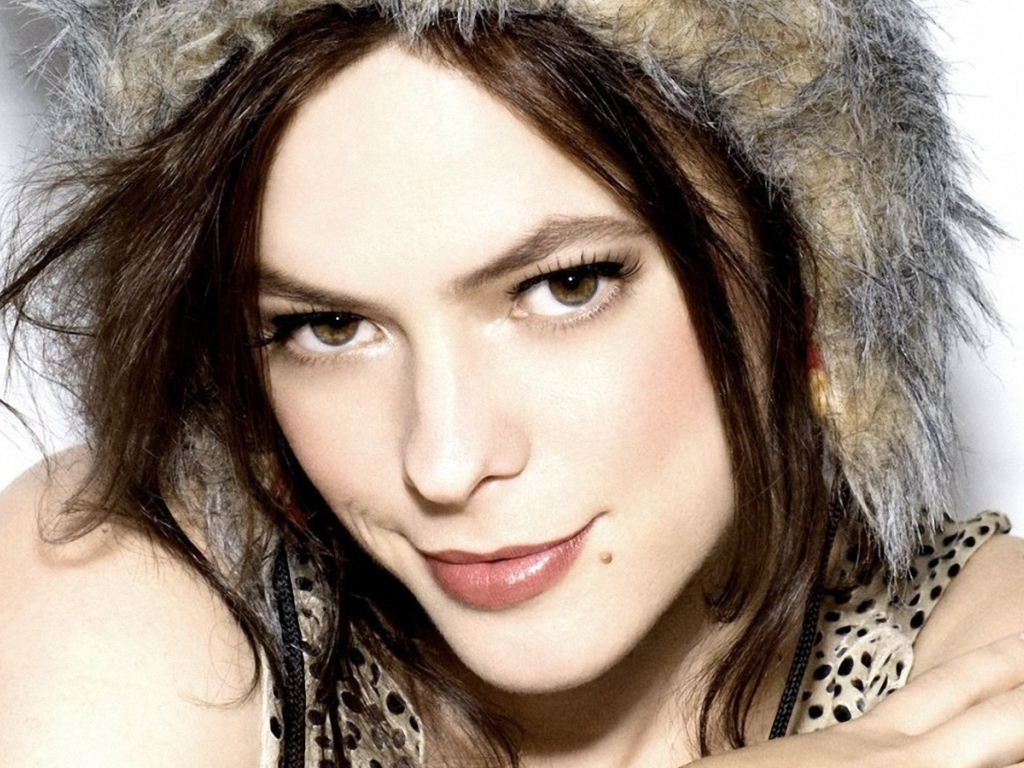 Ленка улыбается