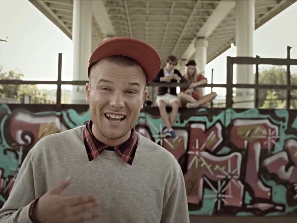 Макс Корж около граффити